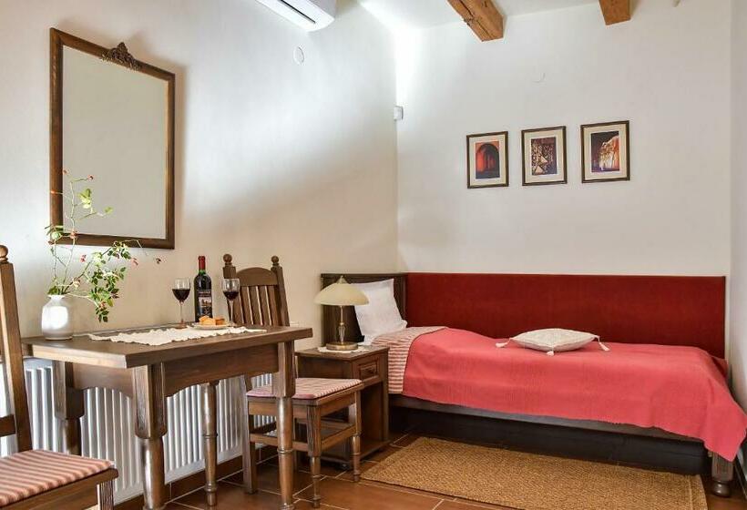 غرفة قياسية, Szin Es Vendeghaz