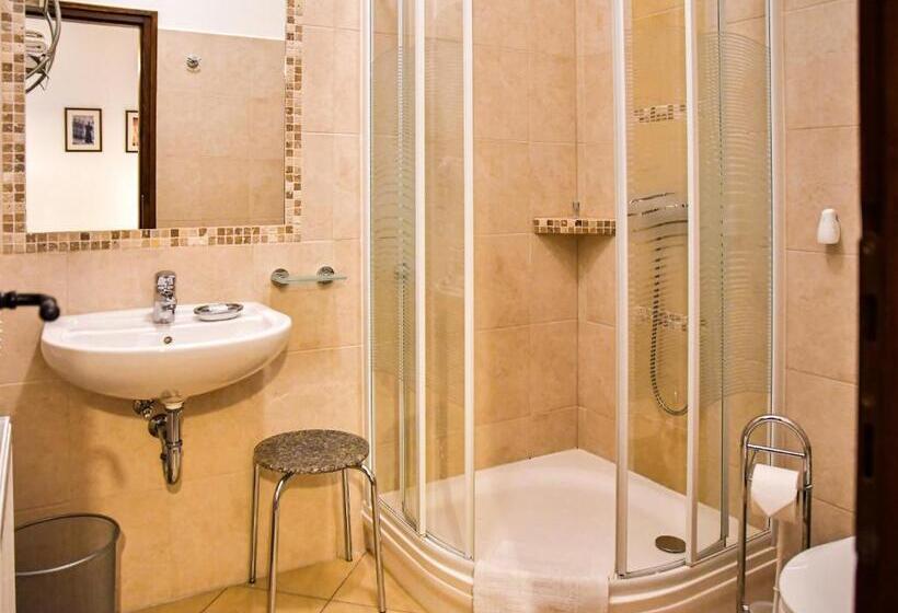 غرفة قياسية فردية, Szin Es Vendeghaz