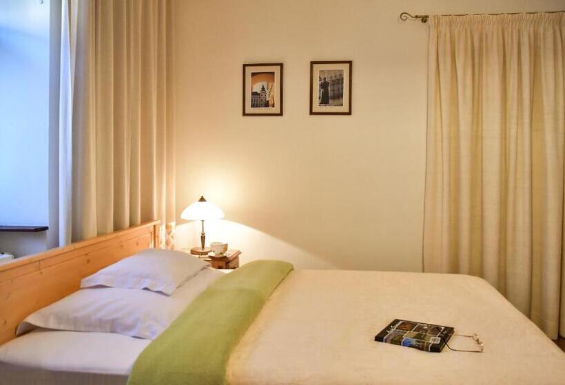 غرفة قياسية فردية, Szin Es Vendeghaz