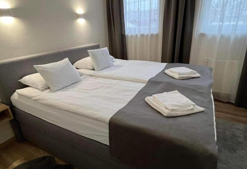 جناح سوبيريور, Brill Hotel Békéscsaba