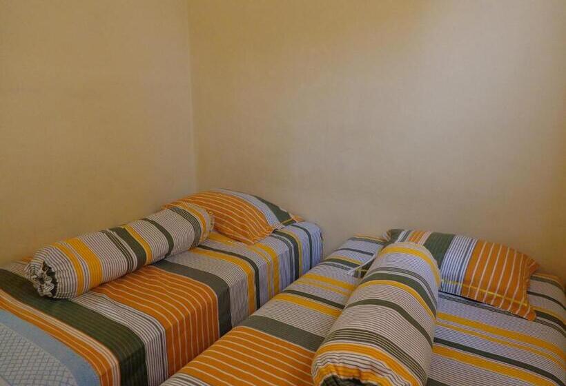 اتاق اکونومی, Musafir Inn