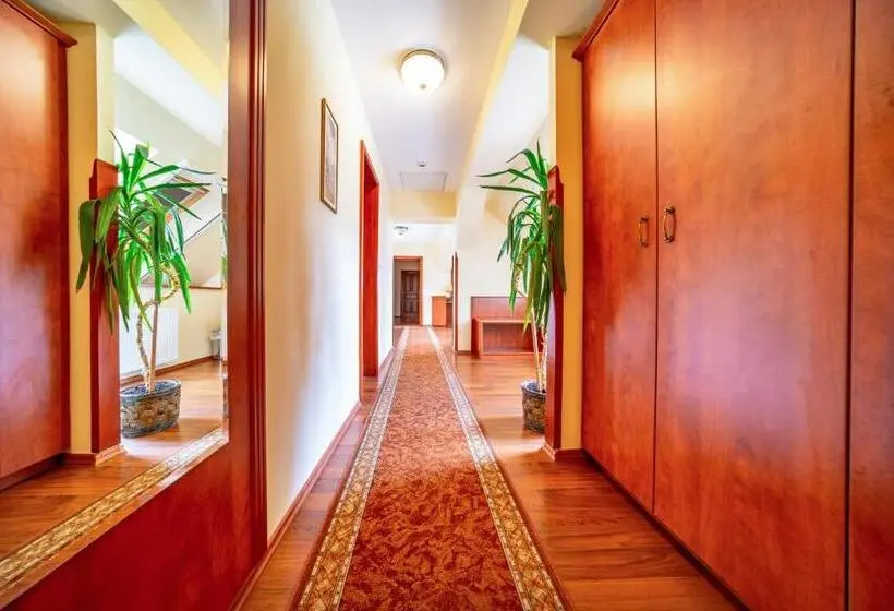 Perhesviitti 2 Makuuhuonetta, Pannon Hotel Bejelentkezés 20 óráig, Check In Until 20 O Clock, Einchecken Bis 20 Uhr