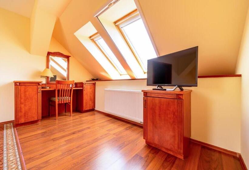 Люкс Семейный 2 Спальни, Pannon Hotel Bejelentkezés 20 óráig, Check In Until 20 O Clock, Einchecken Bis 20 Uhr