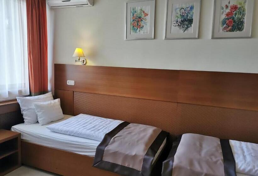 غرفة عائلية, Villa Pax