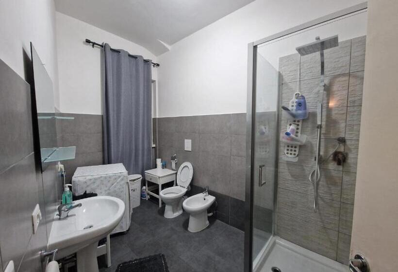 اتاق استاندارد با سرویس بهداشتی مشترک, Corneliaguesthouse