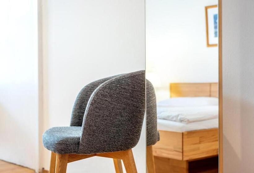 四人标准间, Goldenes Schiff