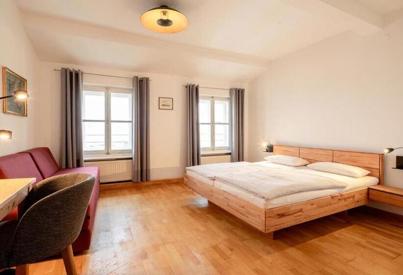 标准三人间共用浴室, Goldenes Schiff