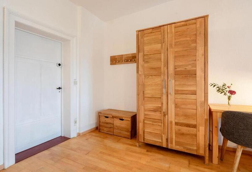 标准三人间共用浴室, Goldenes Schiff