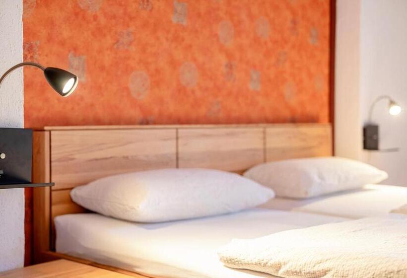 标准三人间共用浴室, Goldenes Schiff