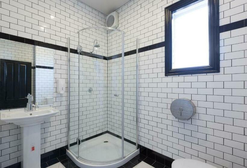 تختخواب در اتاق مشترک, The Village Glebe