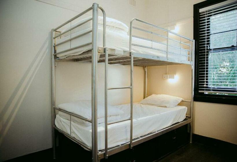 تختخواب در اتاق مشترک, The Village Glebe