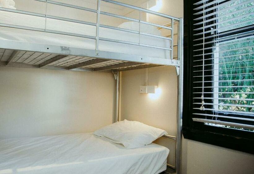 تختخواب در اتاق مشترک, The Village Glebe