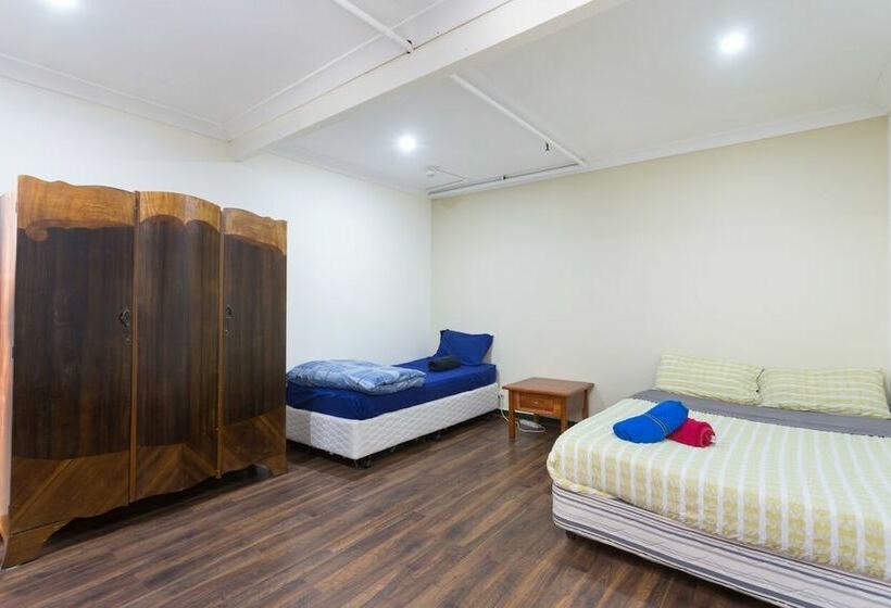 تختخواب در اتاق مشترک, The Village Glebe