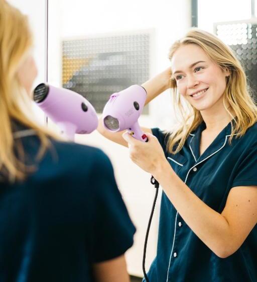 تختخواب در اتاق مشترک, The Village Glebe