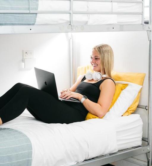 تختخواب در اتاق مشترک, The Village Glebe