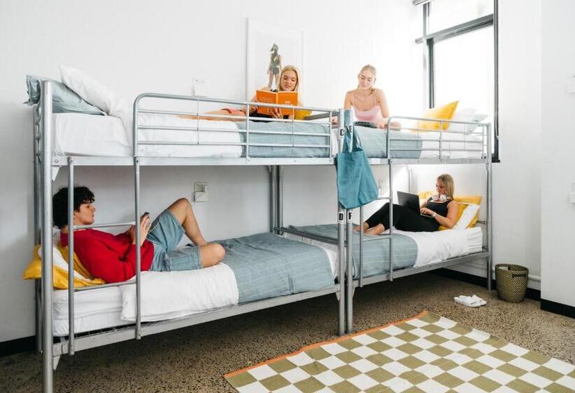 تختخواب در اتاق مشترک, The Village Glebe