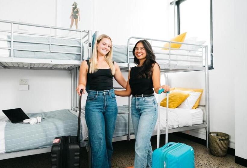 تختخواب در اتاق مشترک, The Village Glebe