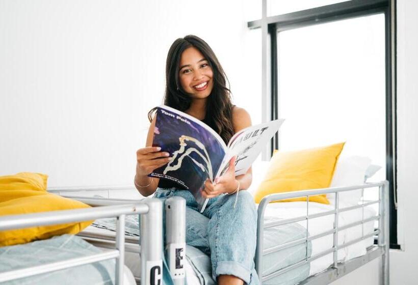 تختخواب در اتاق مشترک, The Village Glebe