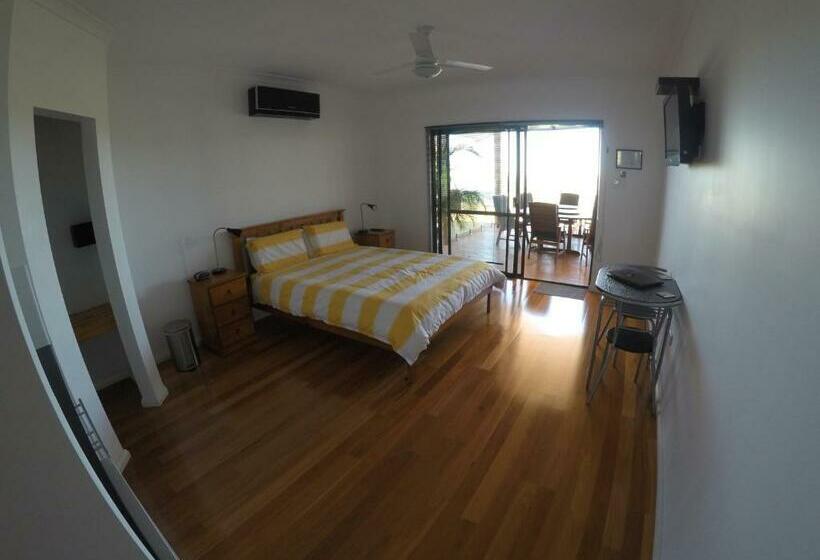 اتاق لوکس با چشمانداز دریا, On The Deck @ Shark Bay