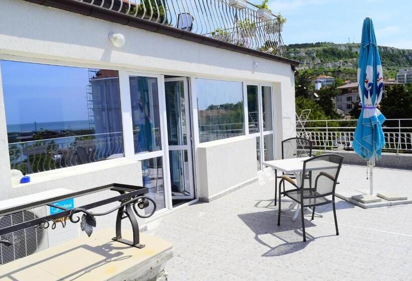 سوییت جونیور با چشم‌انداز دریا, Family Hotel Magnolia