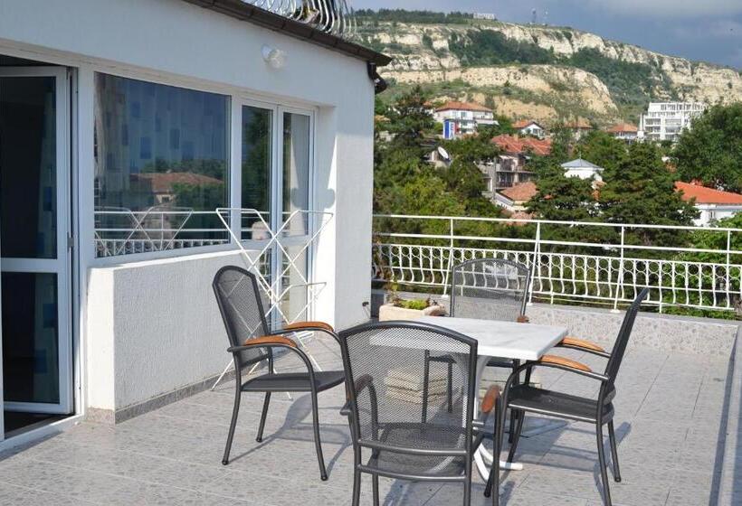 سوییت جونیور با چشم‌انداز دریا, Family Hotel Magnolia
