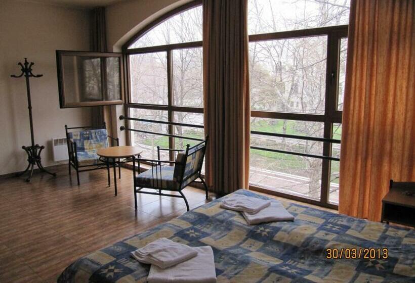 غرفة كومفورت, Central Family