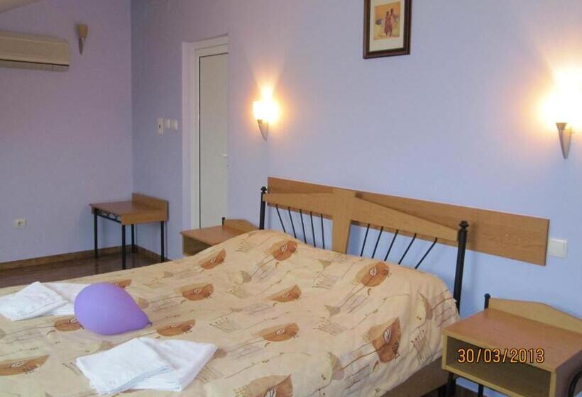 חדר קומפורט, Central Family