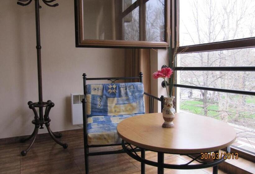 חדר קומפורט, Central Family