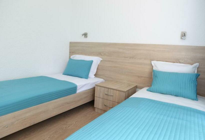 غرفة قياسية ذات إطلالة, Hijata