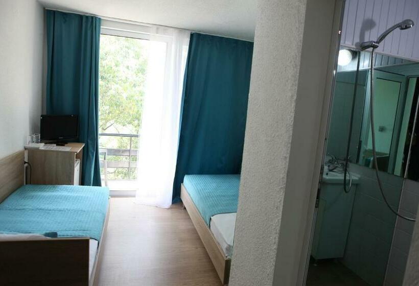 غرفة قياسية ذات إطلالة, Hijata