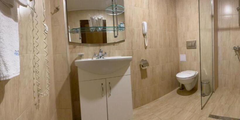 标准三人间, Kamenec