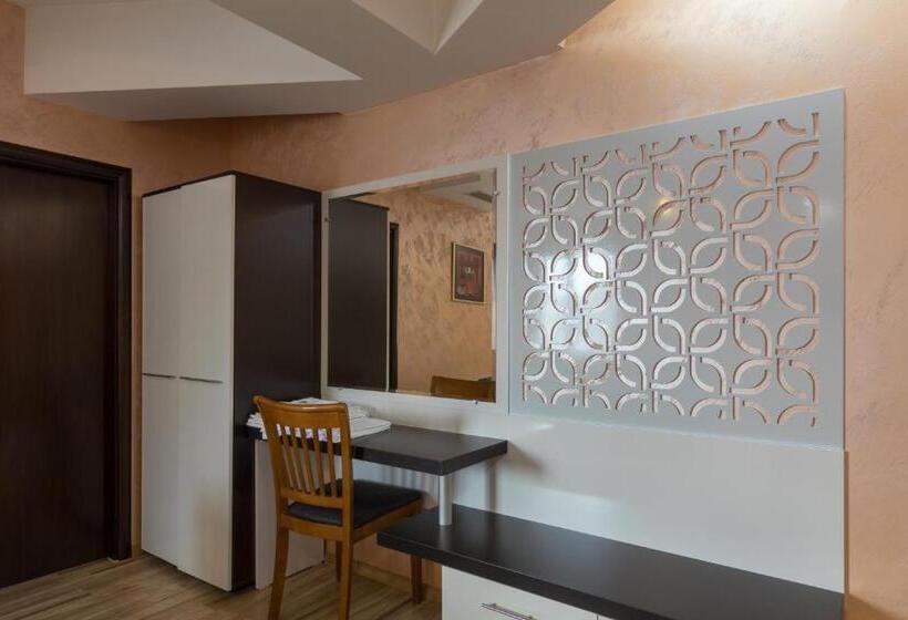 Junior Suite z Hydromasażem, Kardjali