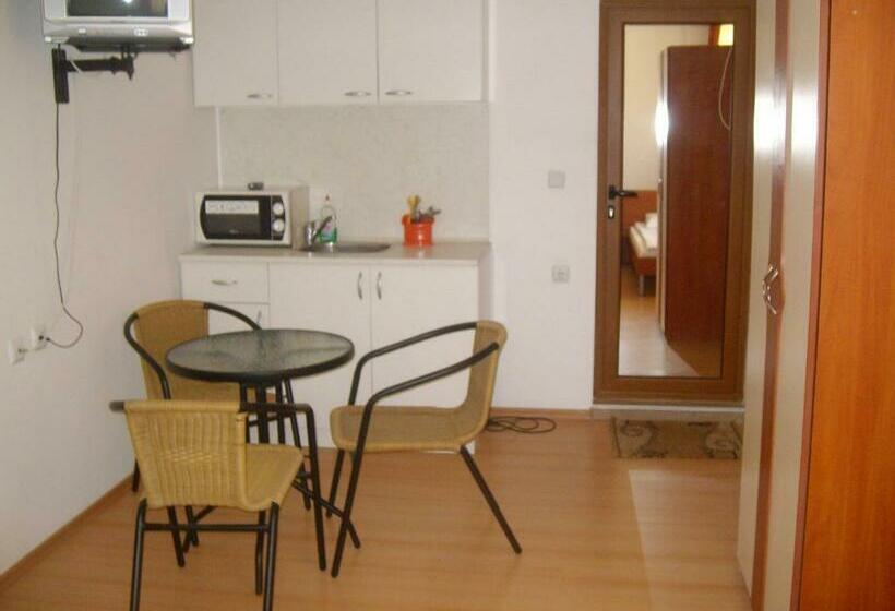 استودیوی استاندارد, Marianas Guesthouse