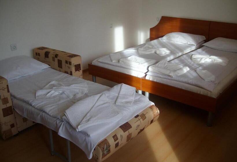 اتاق استاندارد سه نفره, Marianas Guesthouse