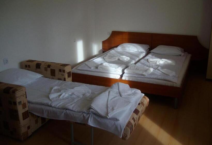 اتاق استاندارد سه نفره, Marianas Guesthouse