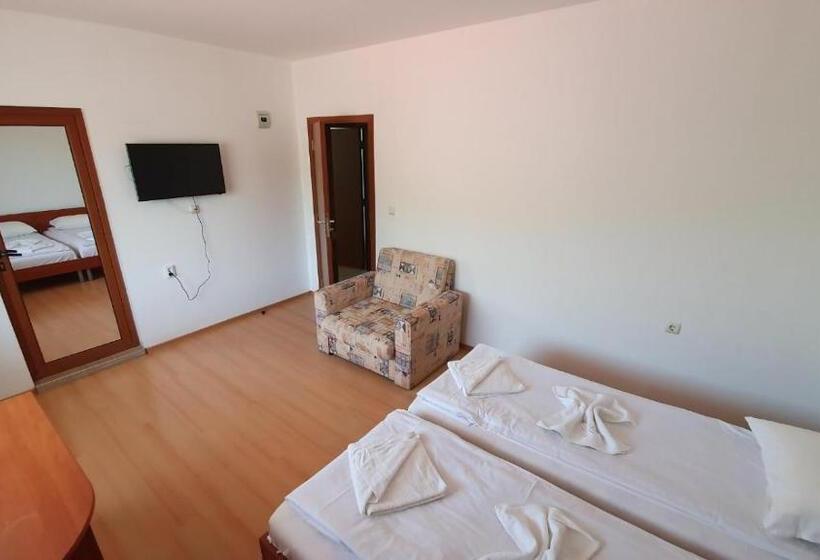 اتاق استاندارد سه نفره, Marianas Guesthouse