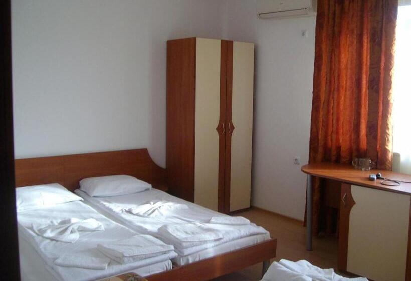 اتاق استاندارد سه نفره, Marianas Guesthouse