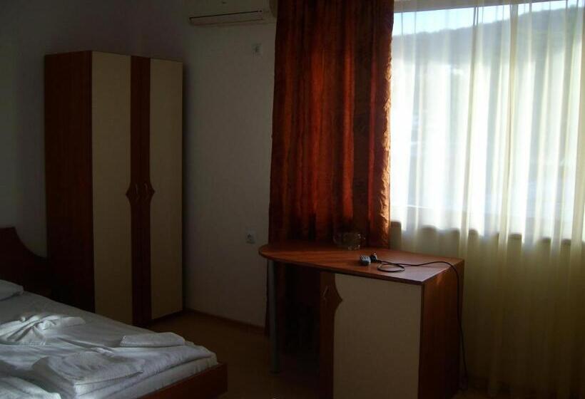 اتاق استاندارد سه نفره, Marianas Guesthouse