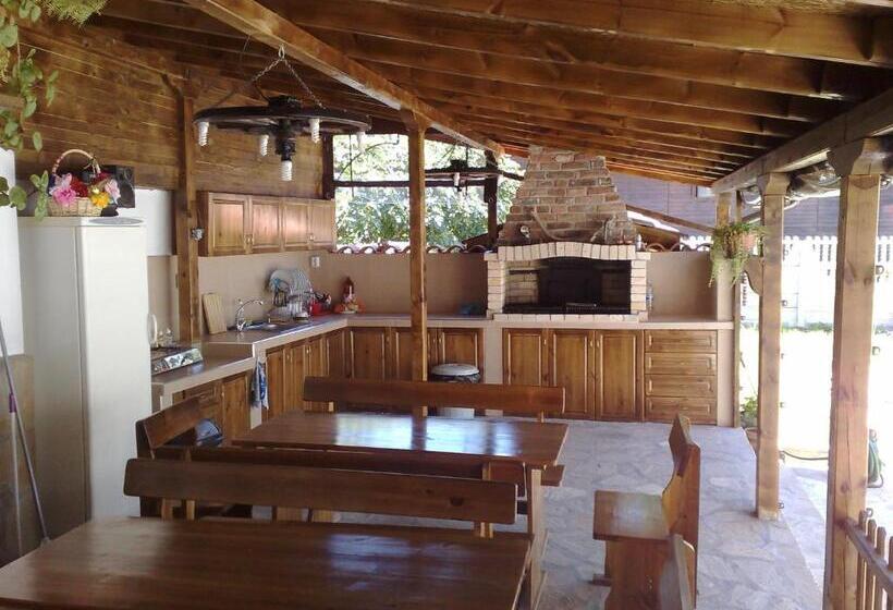 اتاق استاندارد چهارنفره با بالکن, Marianas Guesthouse