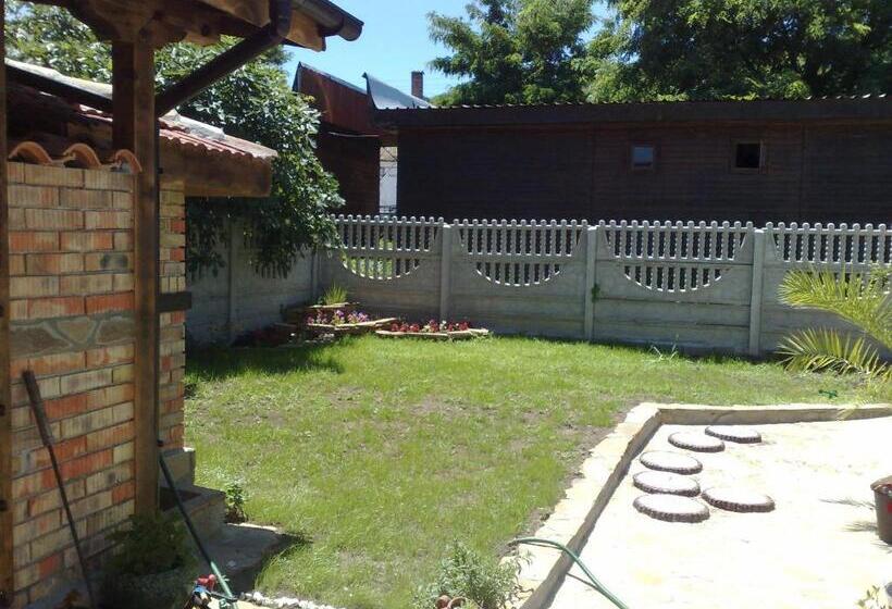 اتاق استاندارد چهارنفره با بالکن, Marianas Guesthouse