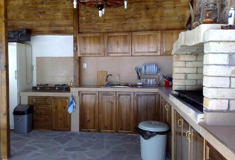 اتاق استاندارد چهارنفره با بالکن, Marianas Guesthouse