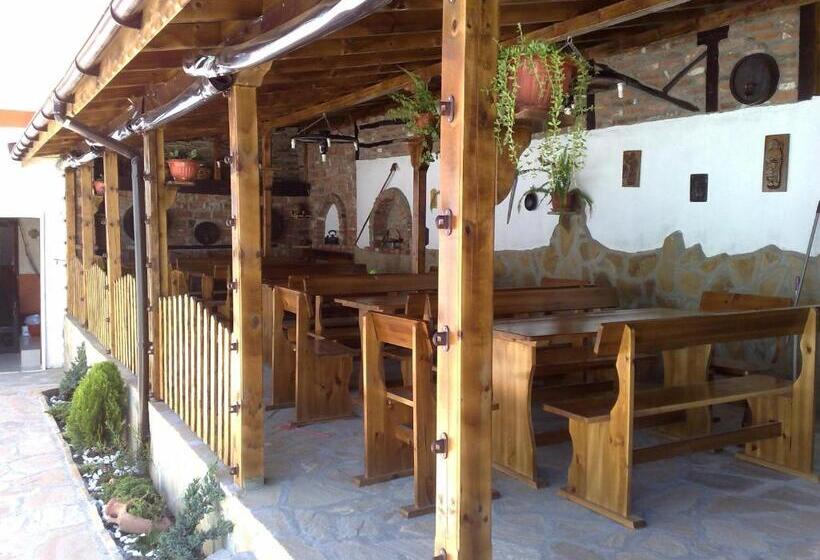 اتاق استاندارد چهارنفره با بالکن, Marianas Guesthouse