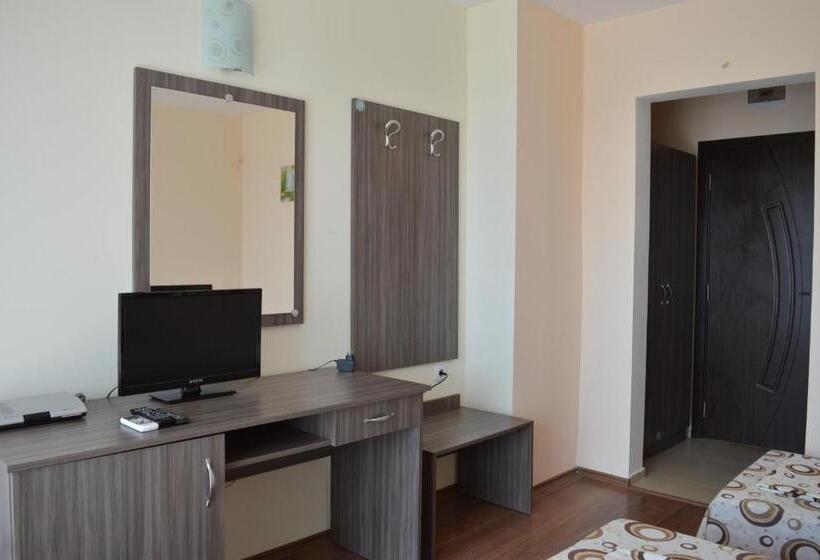 اتاق استاندارد سه تخته با بالکن, Ray