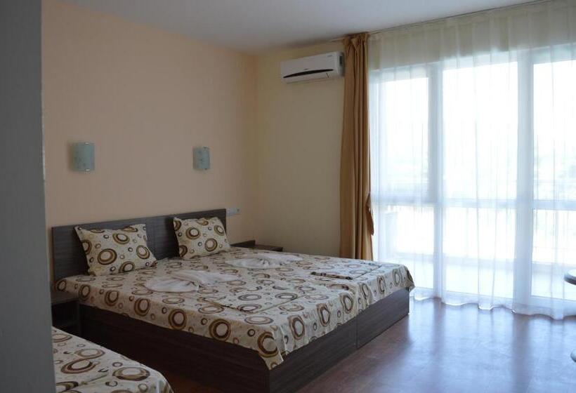 اتاق استاندارد سه تخته با بالکن, Ray