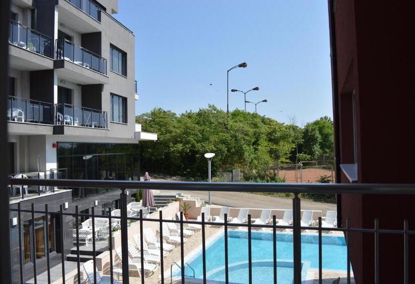 اتاق استاندارد سه تخته با بالکن, Ray