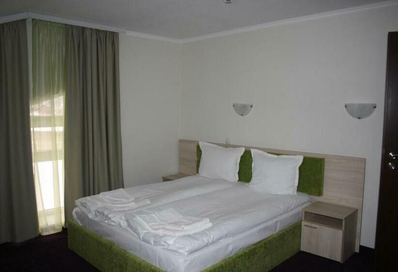 Quarto Estandar, Saint George Family
