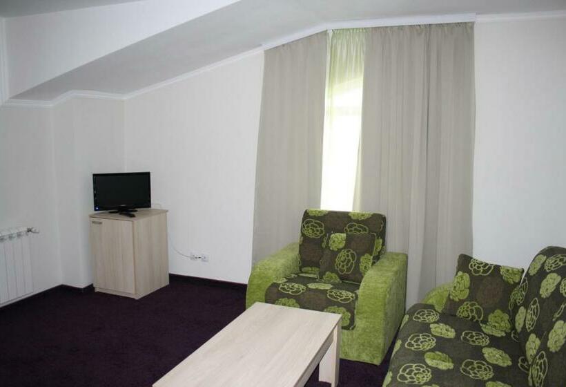 スイート, Saint George Family