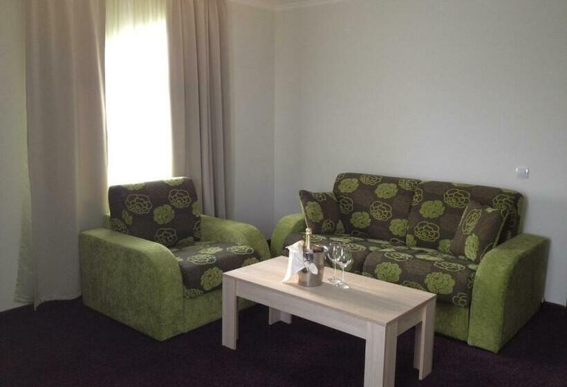 スイート, Saint George Family