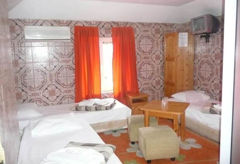 标准三人间, Shans 2 Hostel