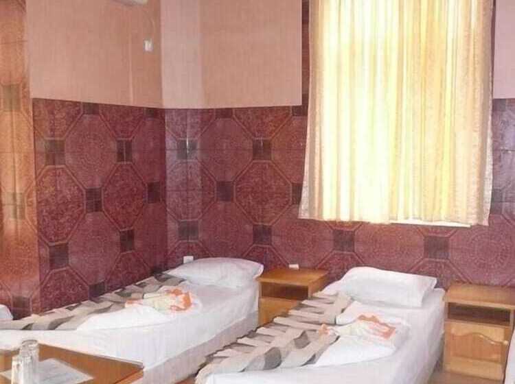 标准三人间, Shans 2 Hostel